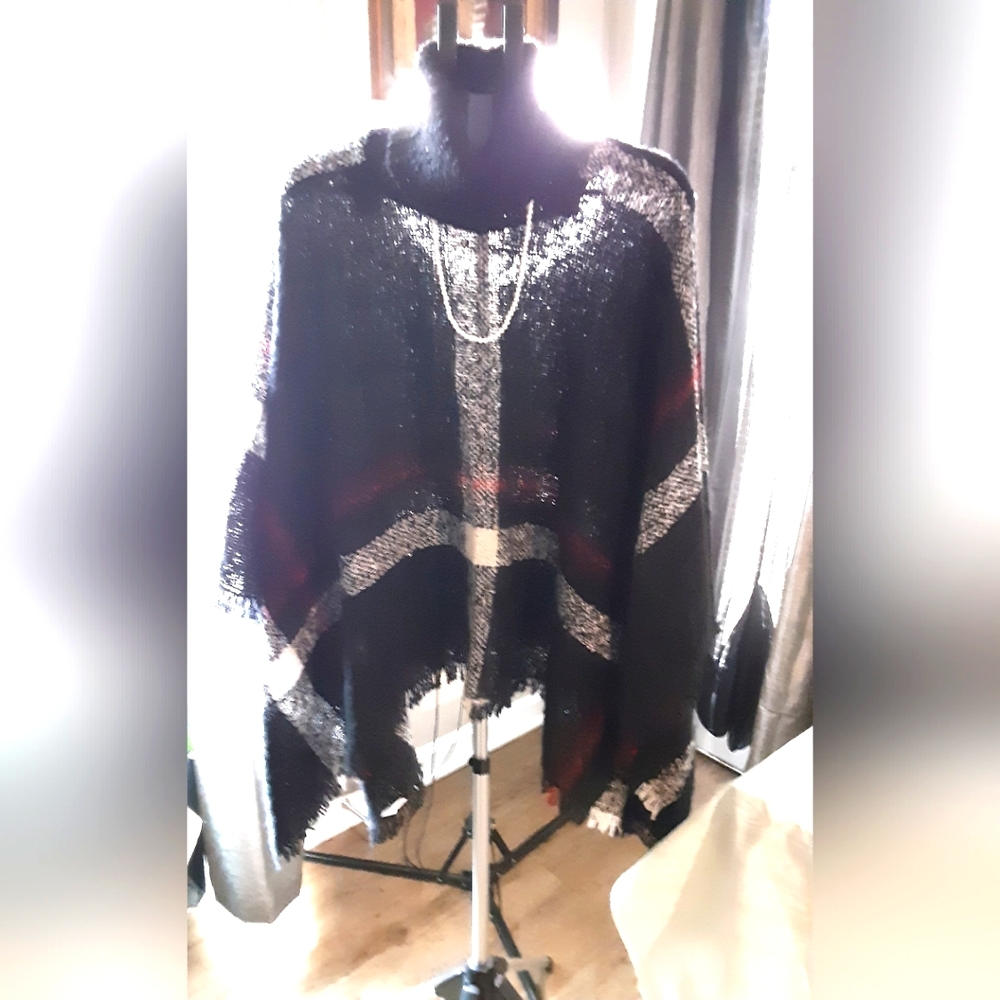 NWOT KOLLIE MOORE TURTLENECK SHAWL BLACK/WHITE/RED